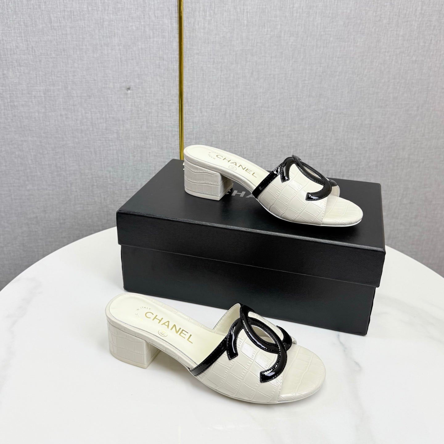 CHANEL 26S BLOCK HEEL SANDALS 40 MM IN WHITE CROCODILE-EMBOSSED CALFSKIN
