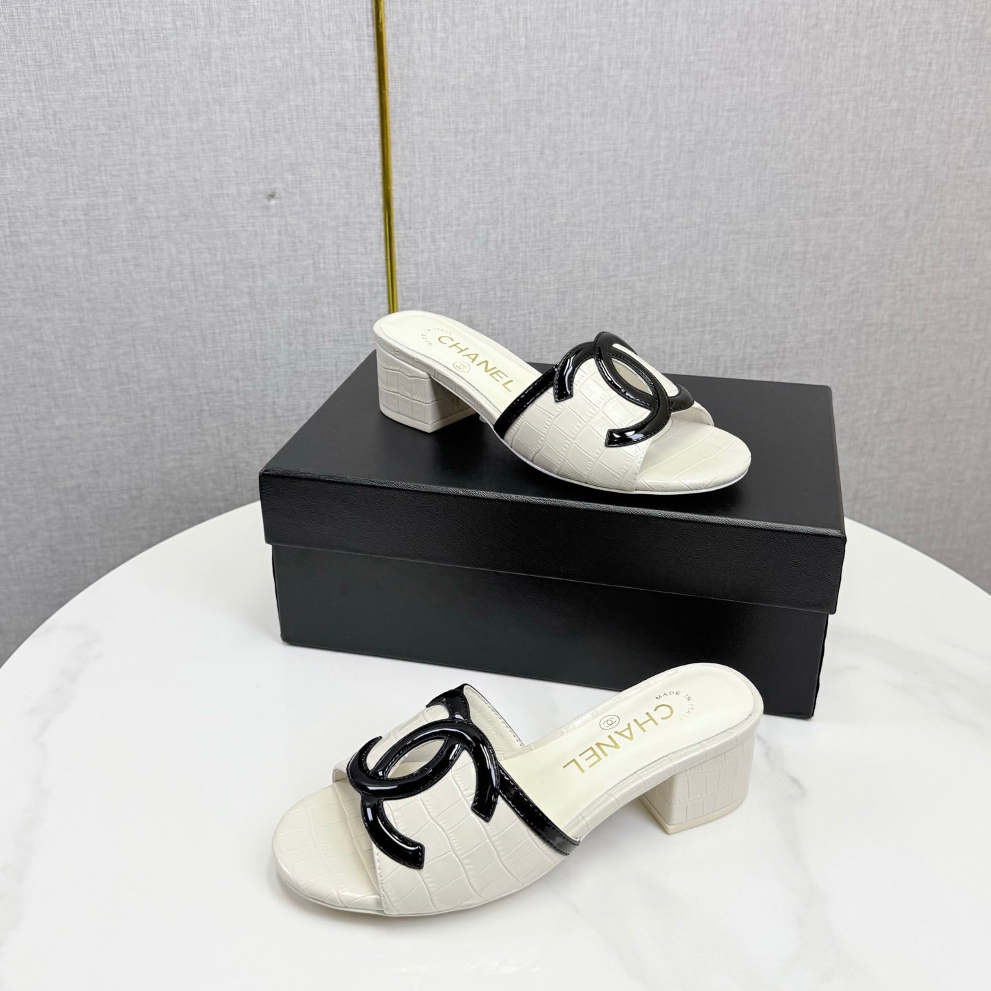 CHANEL 26S BLOCK HEEL SANDALS 40 MM IN WHITE CROCODILE-EMBOSSED CALFSKIN