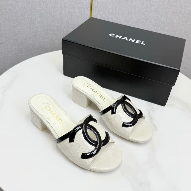 CHANEL 26S BLOCK HEEL SANDALS 40 MM IN WHITE CROCODILE-EMBOSSED CALFSKIN