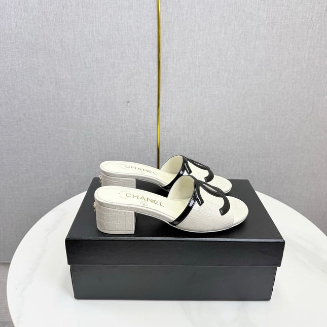 CHANEL 26S BLOCK HEEL SANDALS 40 MM IN WHITE CROCODILE-EMBOSSED CALFSKIN