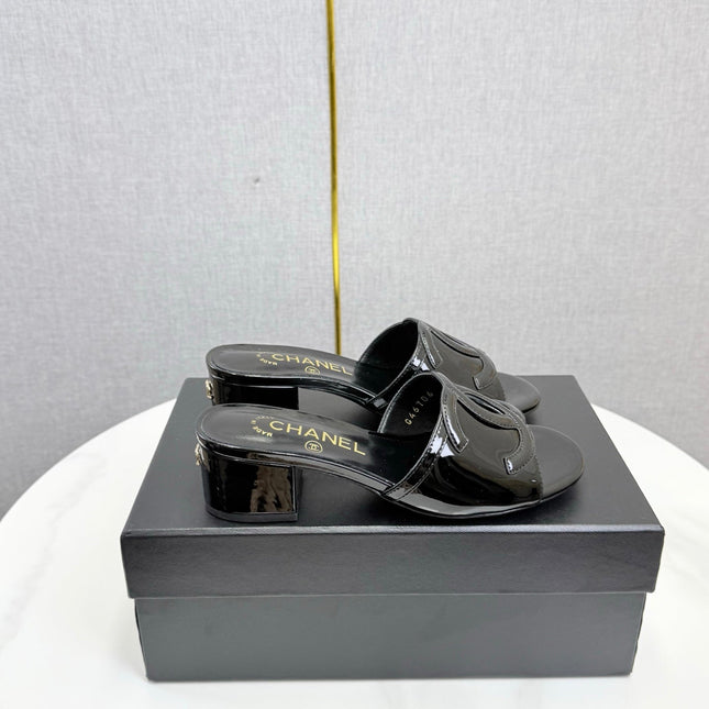 CHANEL 26S BLOCK HEEL SANDALS 40 MM IN BLACK PATENT CALFSKIN