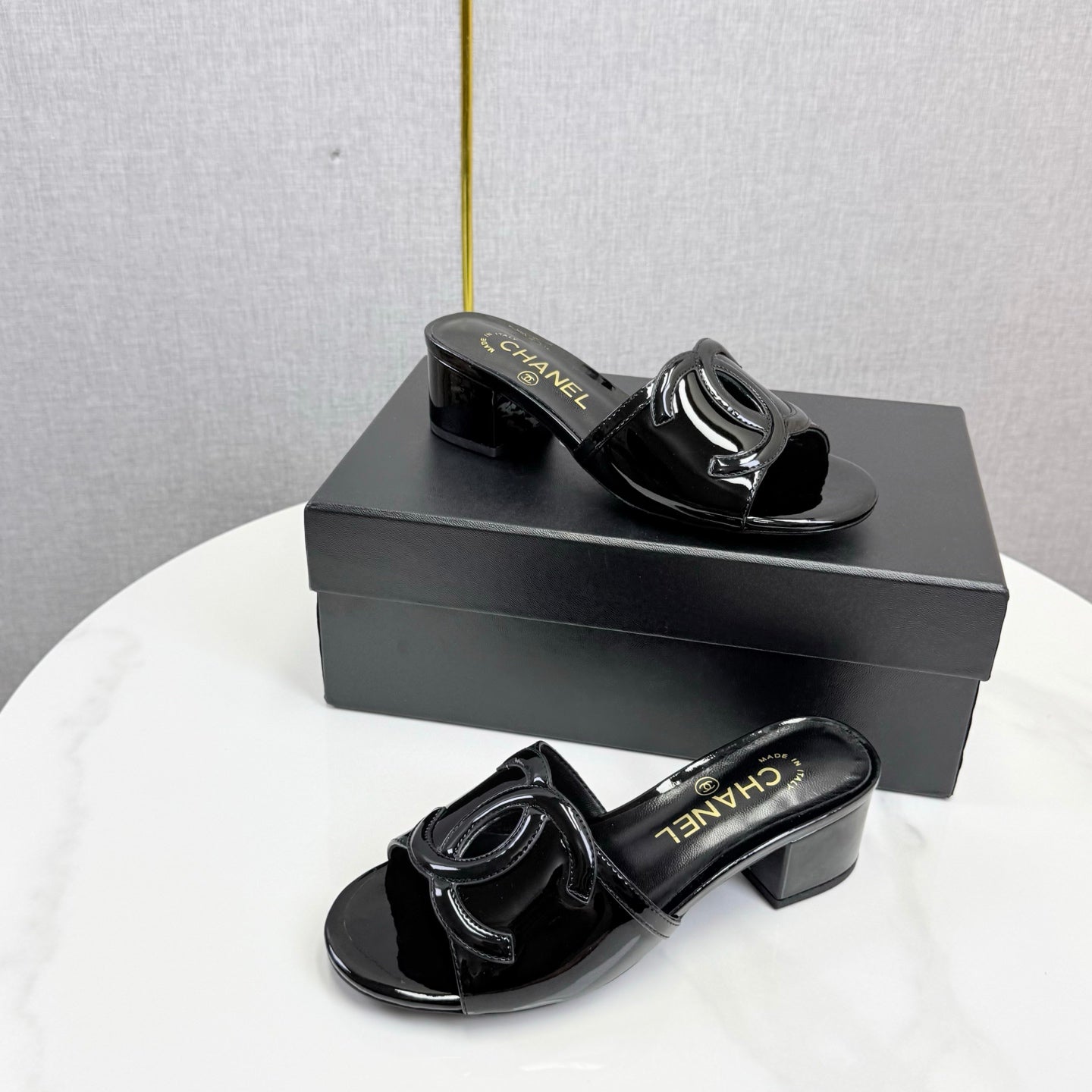 CHANEL 26S BLOCK HEEL SANDALS 40 MM IN BLACK PATENT CALFSKIN