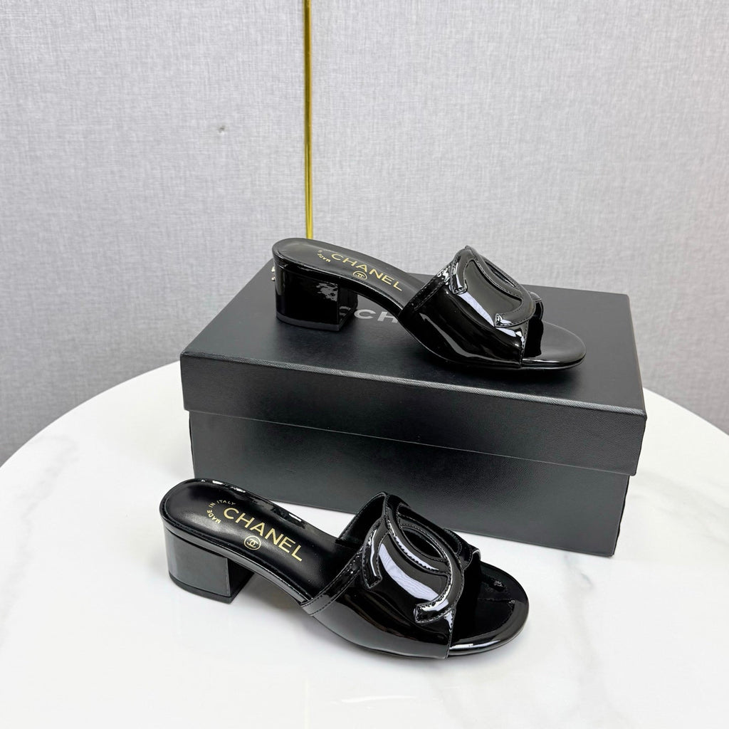 CHANEL 26S BLOCK HEEL SANDALS 40 MM IN BLACK PATENT CALFSKIN