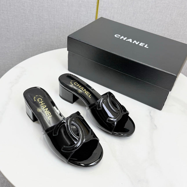 CHANEL 26S BLOCK HEEL SANDALS 40 MM IN BLACK PATENT CALFSKIN