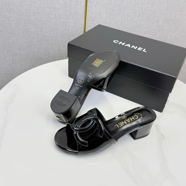 CHANEL 26S BLOCK HEEL SANDALS 40 MM IN BLACK PATENT CALFSKIN