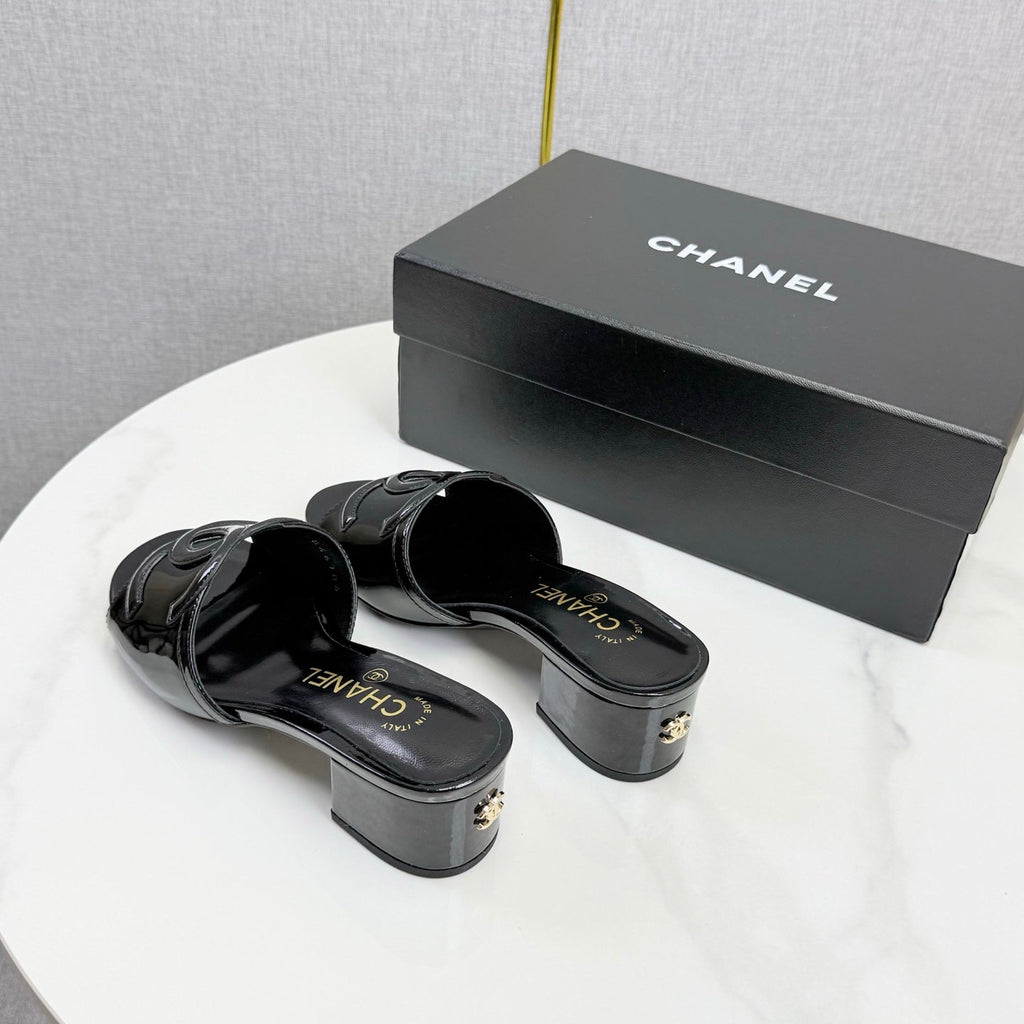 CHANEL 26S BLOCK HEEL SANDALS 40 MM IN BLACK PATENT CALFSKIN