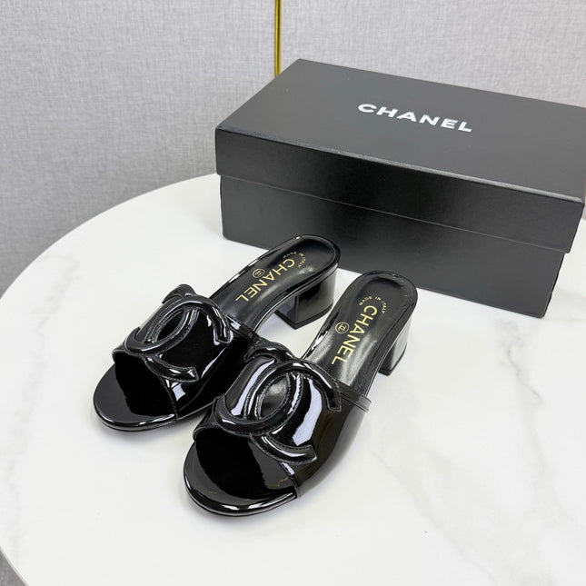 CHANEL 26S BLOCK HEEL SANDALS 40 MM IN BLACK PATENT CALFSKIN