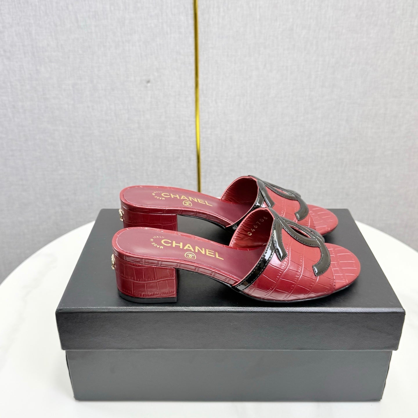 CHANEL 26S BLOCK HEEL SANDALS 40 MM IN RED CROCODILE-EMBOSSED CALFSKIN