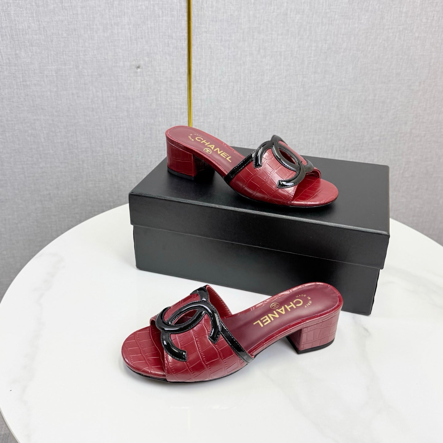 CHANEL 26S BLOCK HEEL SANDALS 40 MM IN RED CROCODILE-EMBOSSED CALFSKIN