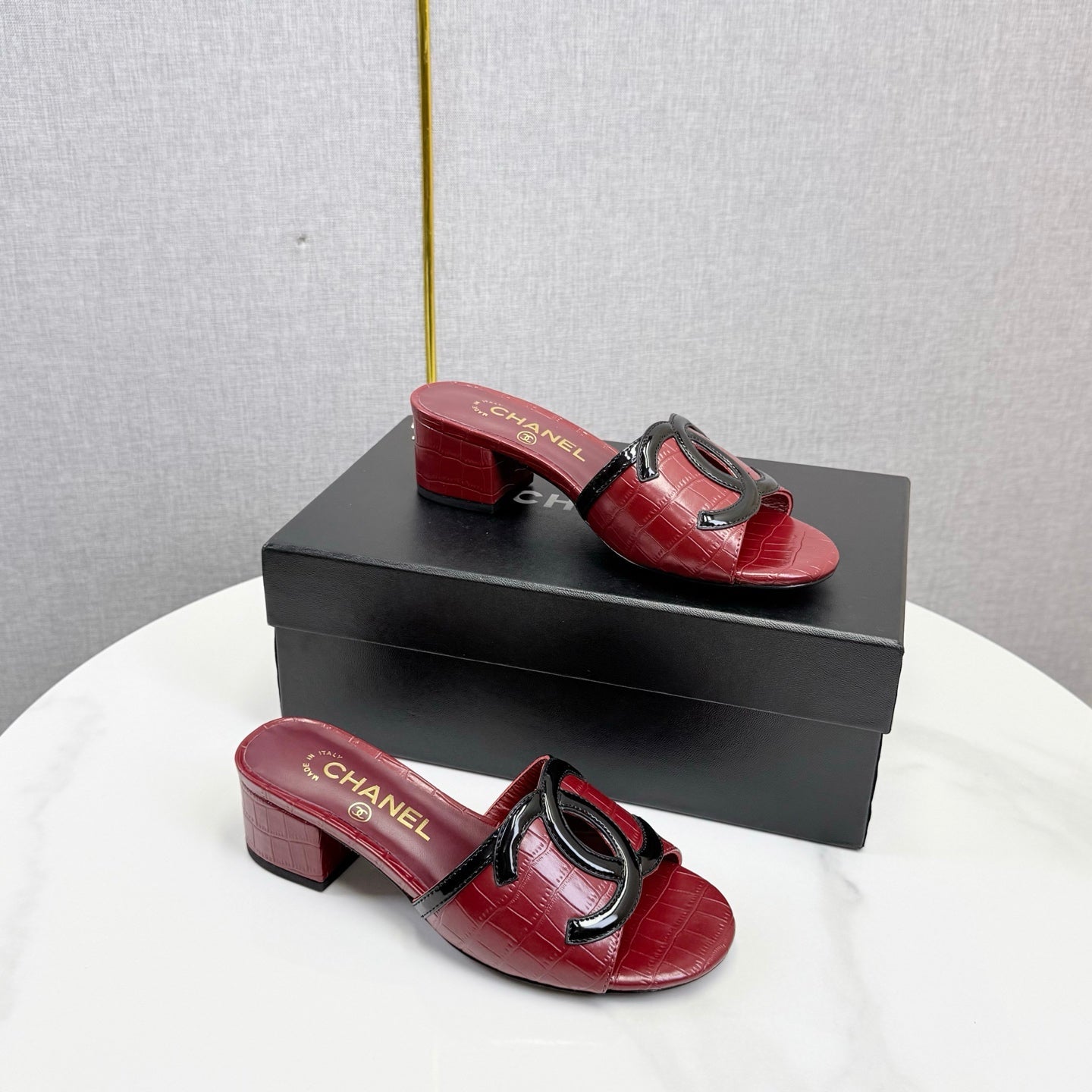 CHANEL 26S BLOCK HEEL SANDALS 40 MM IN RED CROCODILE-EMBOSSED CALFSKIN
