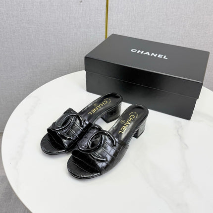 CHANEL 26S BLOCK HEEL SANDALS 40 MM IN BLACK CROCODILE-EMBOSSED CALFSKIN