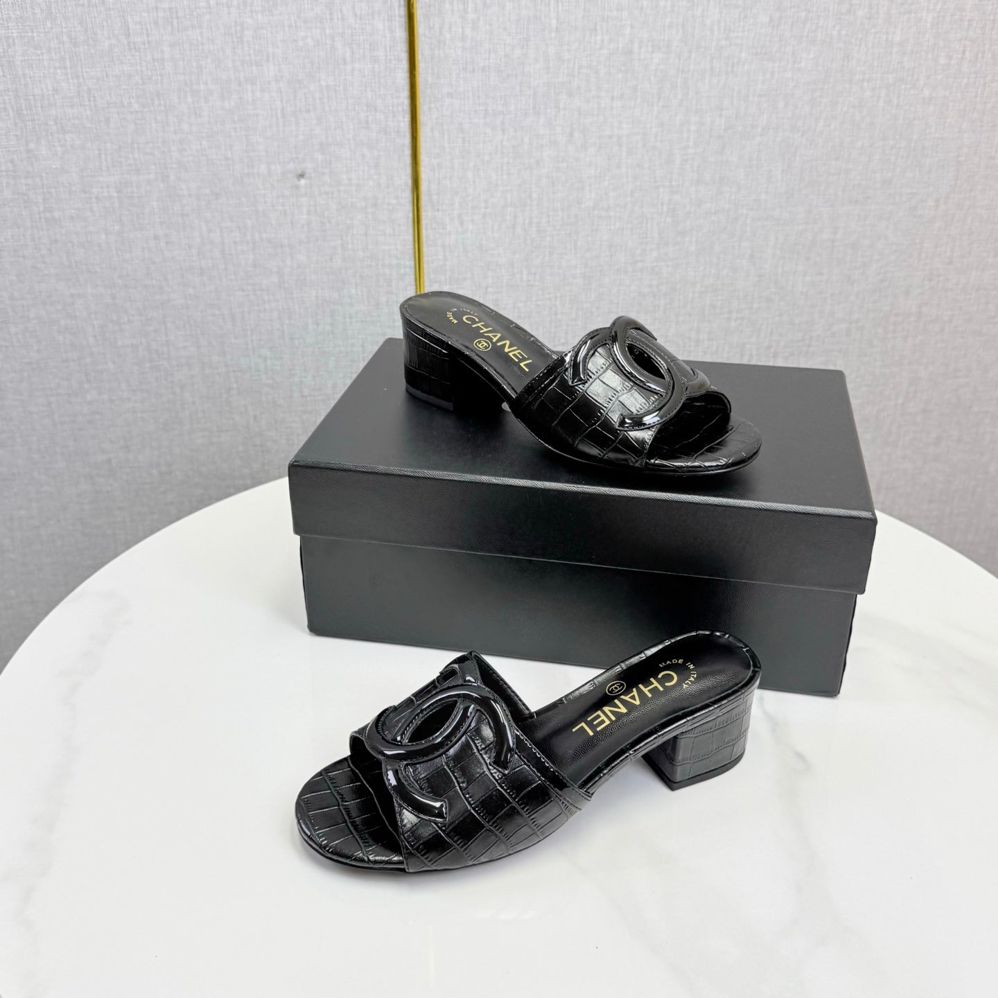 CHANEL 26S BLOCK HEEL SANDALS 40 MM IN BLACK CROCODILE-EMBOSSED CALFSKIN