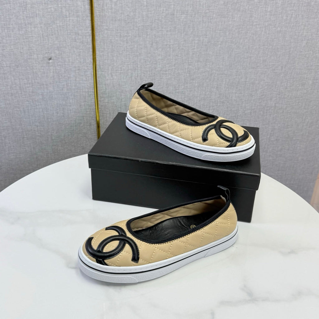 CHANEL 26S CC LOGO SLIP-ON SNEAKERS IN BEIGE CALFSKIN