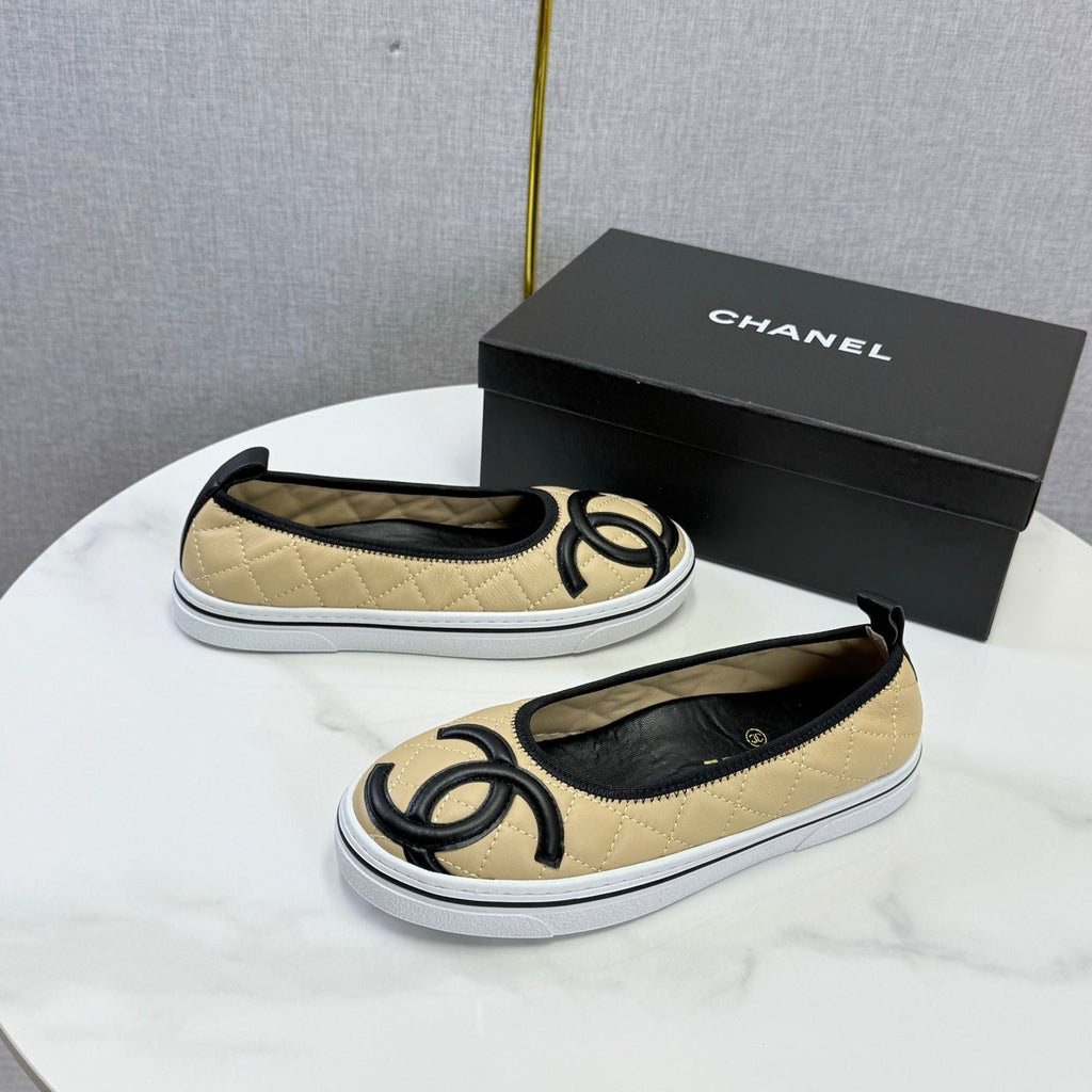CHANEL 26S CC LOGO SLIP-ON SNEAKERS IN BEIGE CALFSKIN
