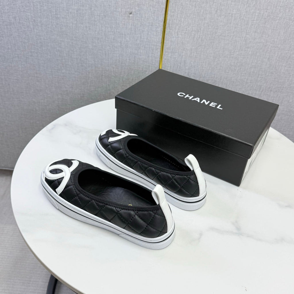 CHANEL 26S CC LOGO SLIP-ON SNEAKERS IN WHITE CALFSKIN