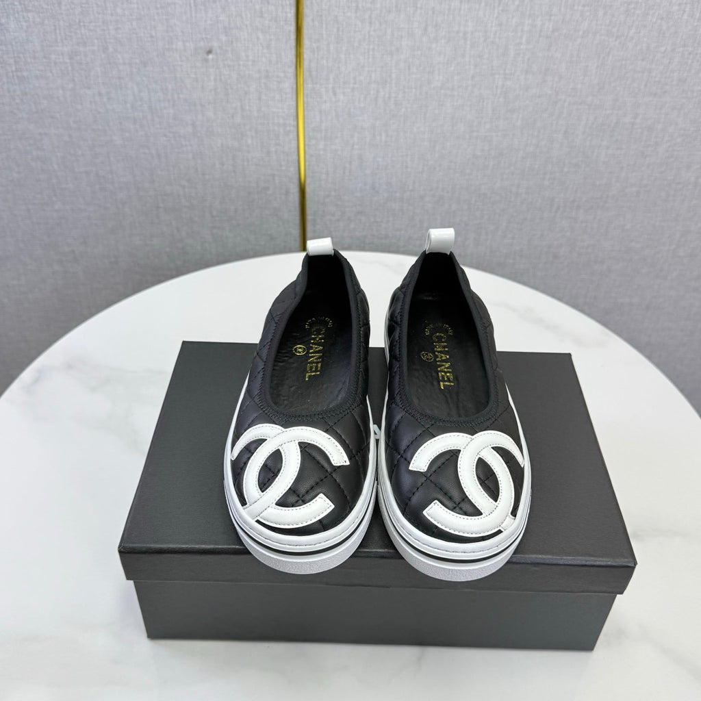 CHANEL 26S CC LOGO SLIP-ON SNEAKERS IN BLACK CALFSKIN