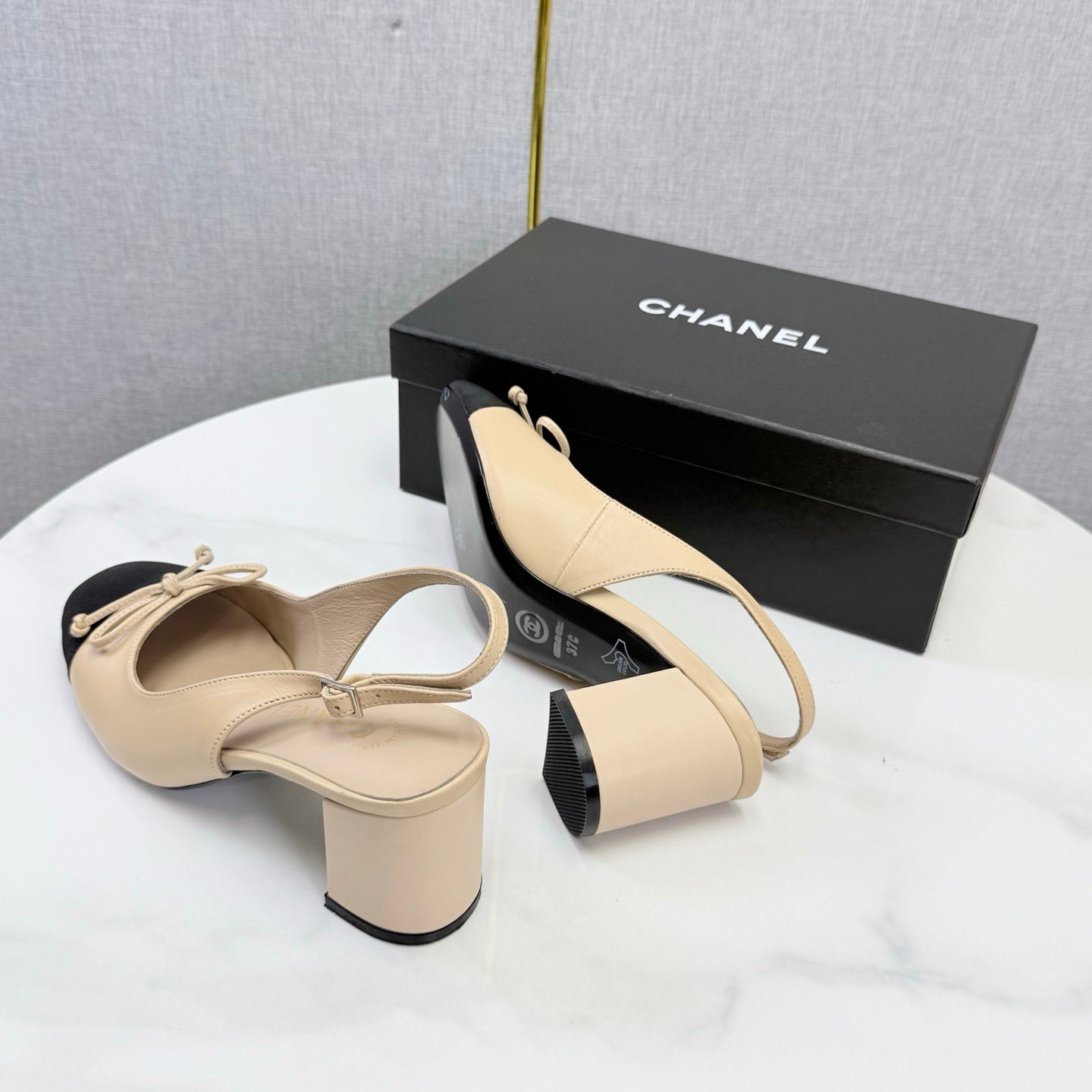 CHANEL 26S SLINGBACK HEELS 45 MM IN BEIGE LAMBSKIN AND BLACK FABRIC