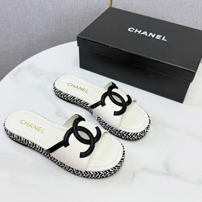CHANEL 26S PLATFORM SLIDES IN WHITE LAMBSKIN WITH CC LOGO