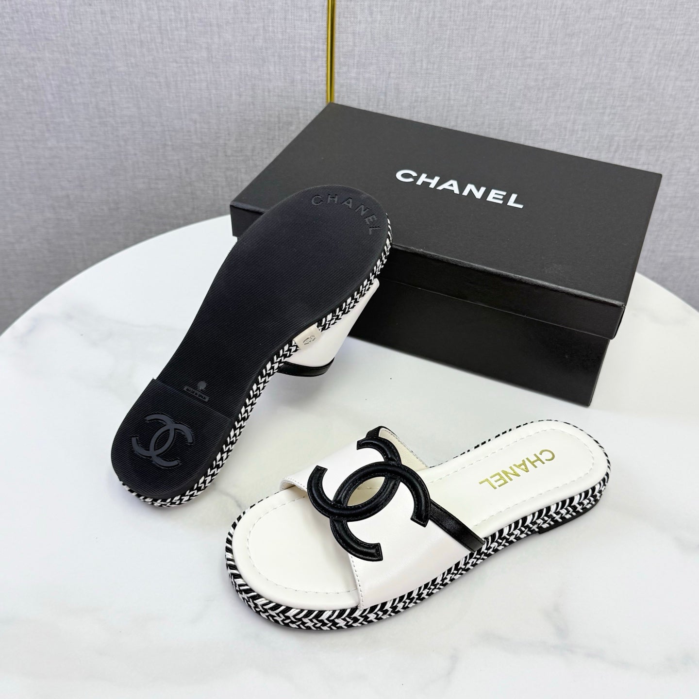 CHANEL 26S PLATFORM SLIDES IN WHITE LAMBSKIN WITH CC LOGO