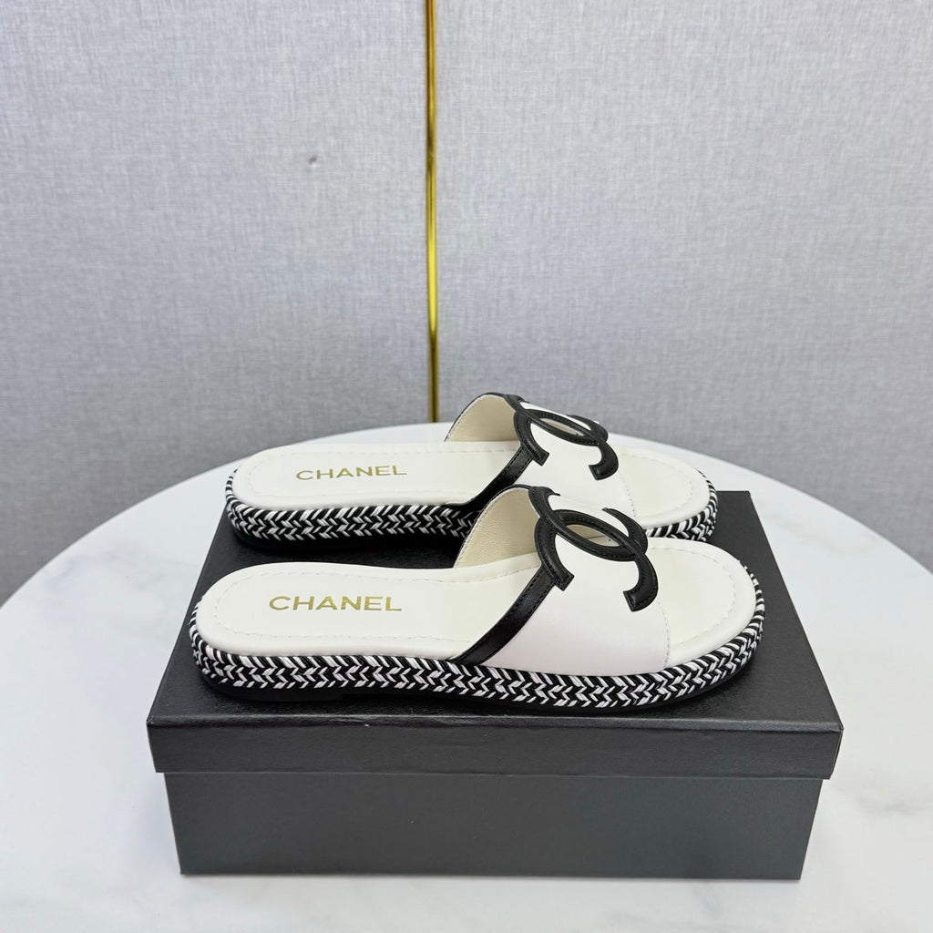 CHANEL 26S PLATFORM SLIDES IN WHITE LAMBSKIN WITH CC LOGO