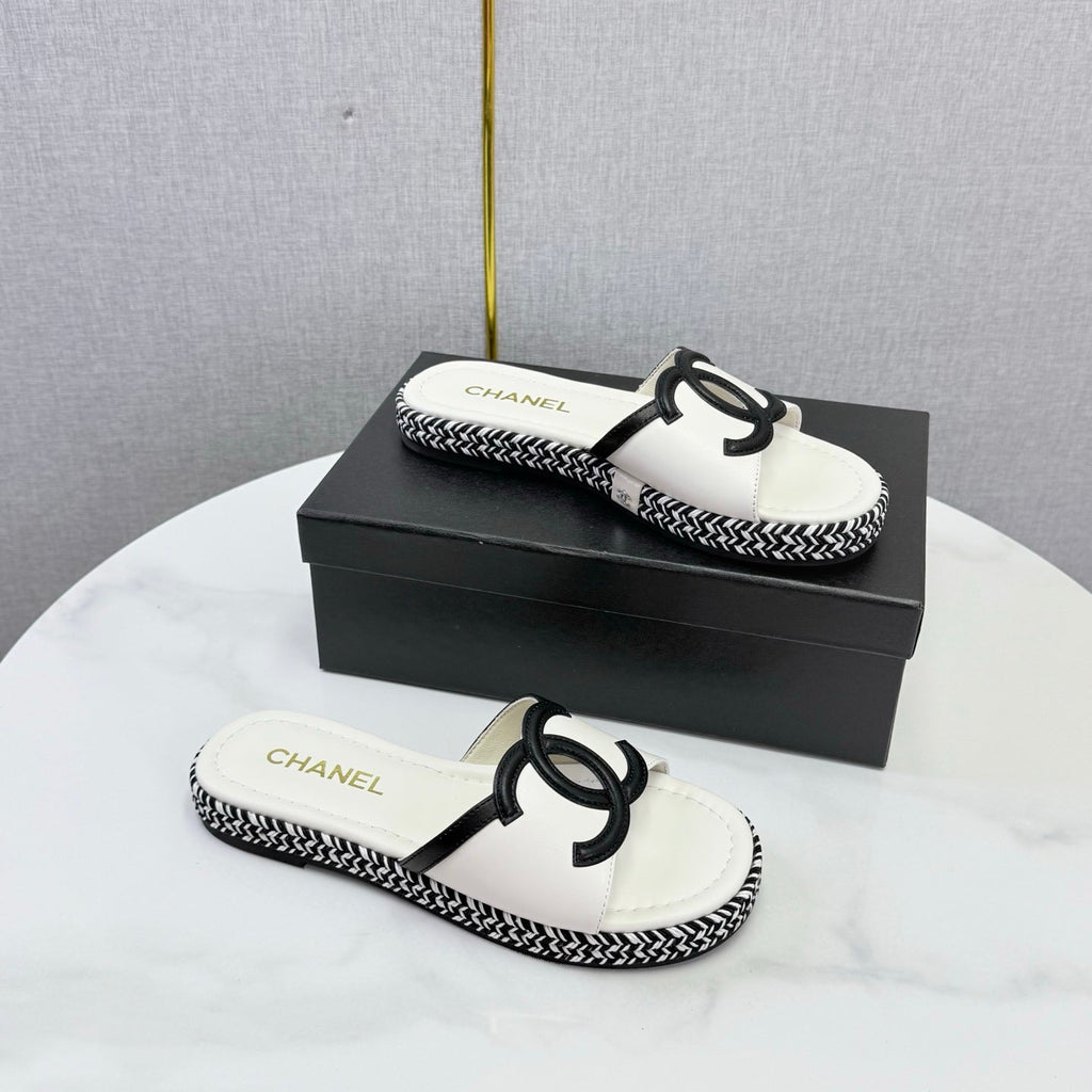 CHANEL 26S PLATFORM SLIDES IN WHITE LAMBSKIN WITH CC LOGO
