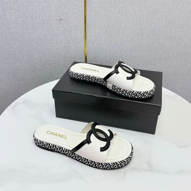 CHANEL 26S PLATFORM SLIDES IN WHITE LAMBSKIN WITH CC LOGO