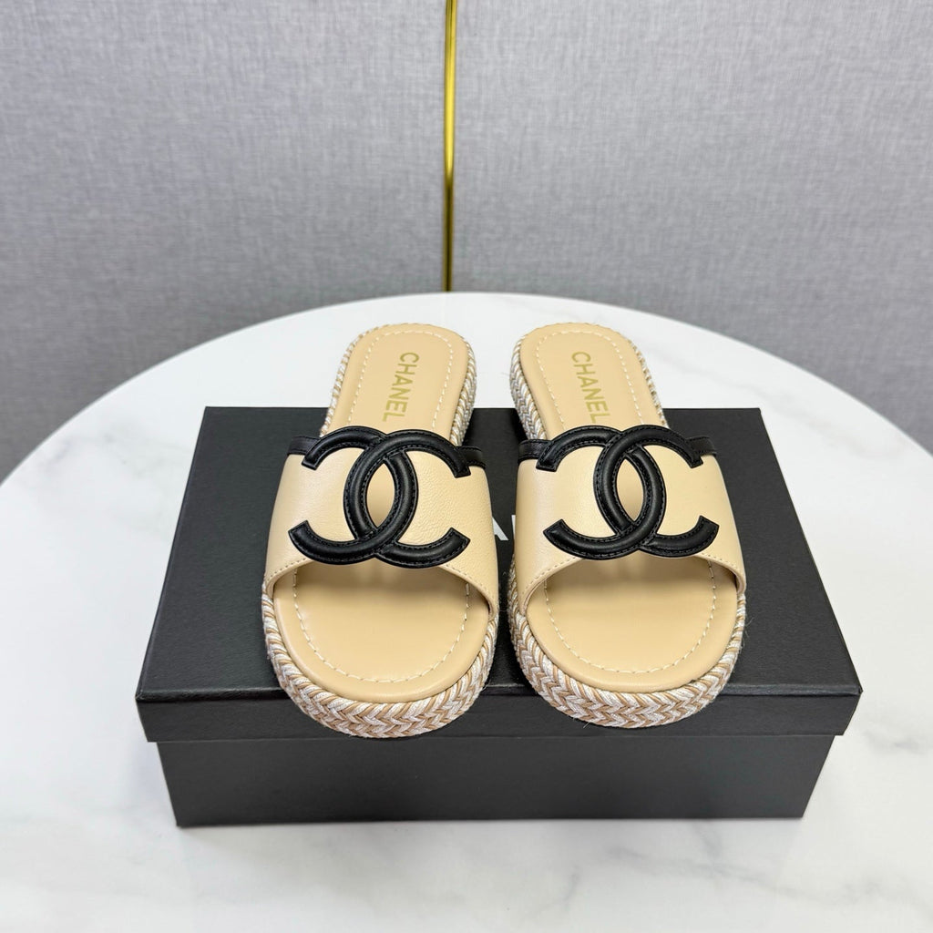 CHANEL 26S PLATFORM SLIDES IN BEIGE LAMBSKIN WITH CC LOGO