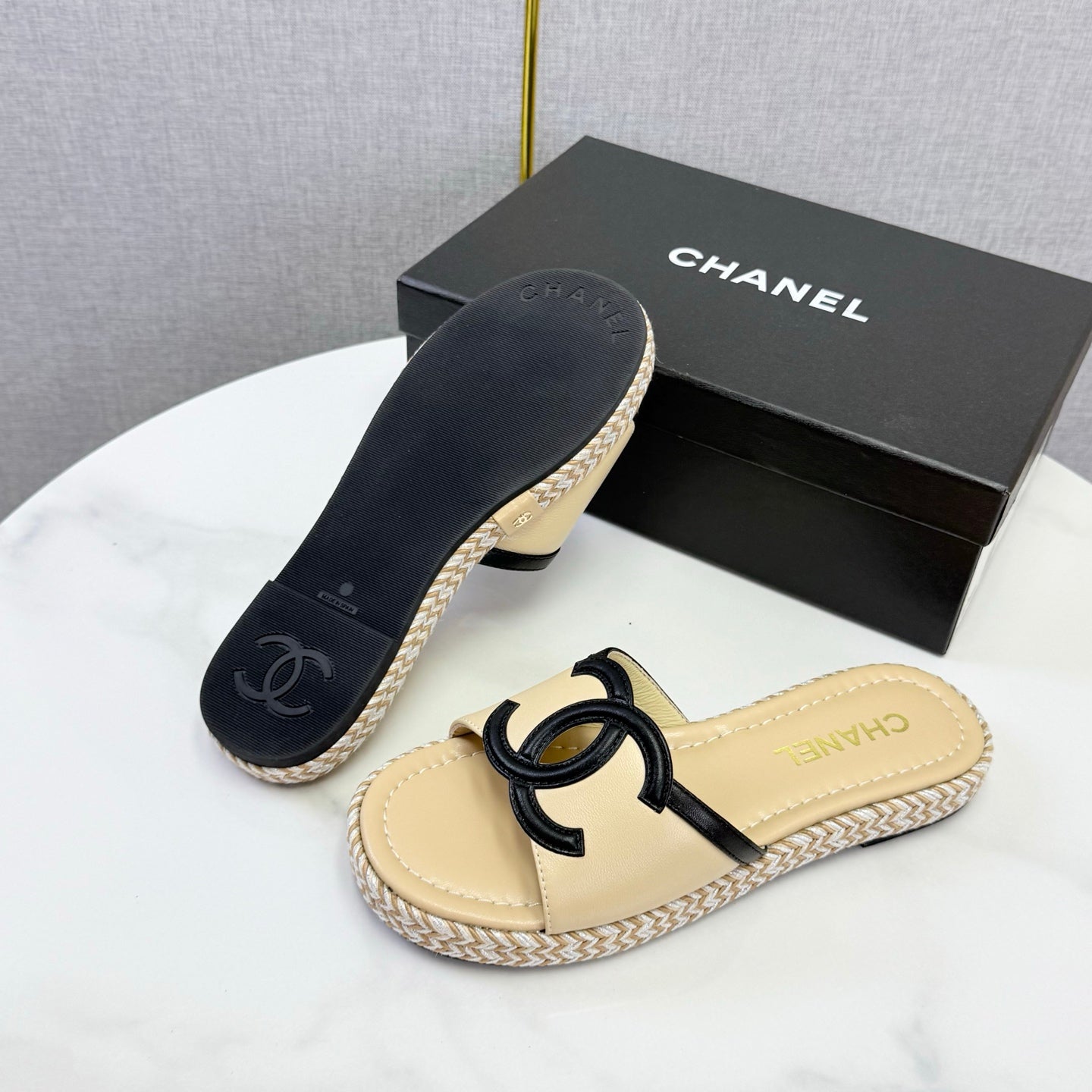 CHANEL 26S PLATFORM SLIDES IN BEIGE LAMBSKIN WITH CC LOGO