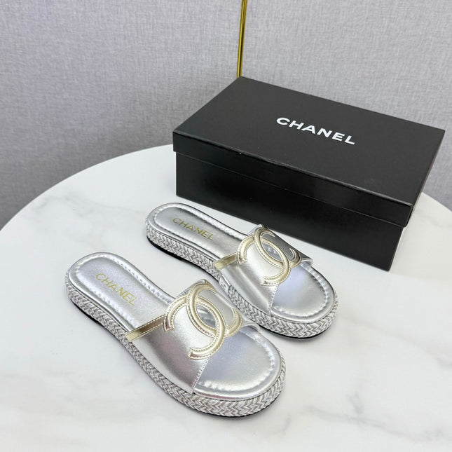 CHANEL 26S PLATFORM SLIDES IN SILVER LAMBSKIN WITH CC LOGO