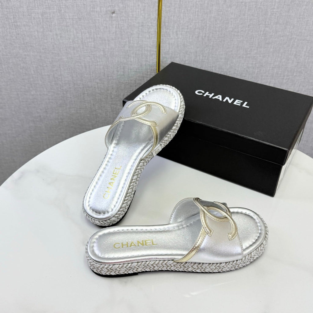 CHANEL 26S PLATFORM SLIDES IN SILVER LAMBSKIN WITH CC LOGO