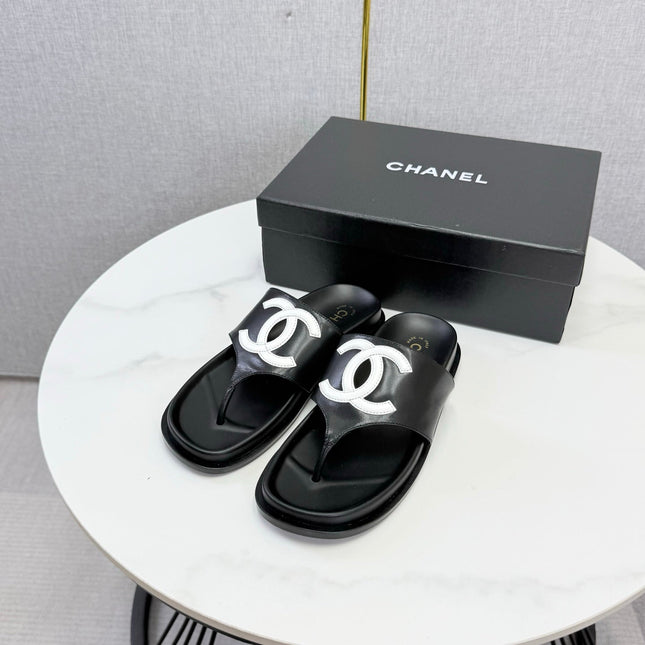 CHANEL 26S CC THONG SLIDES IN BLACK LAMBSKIN