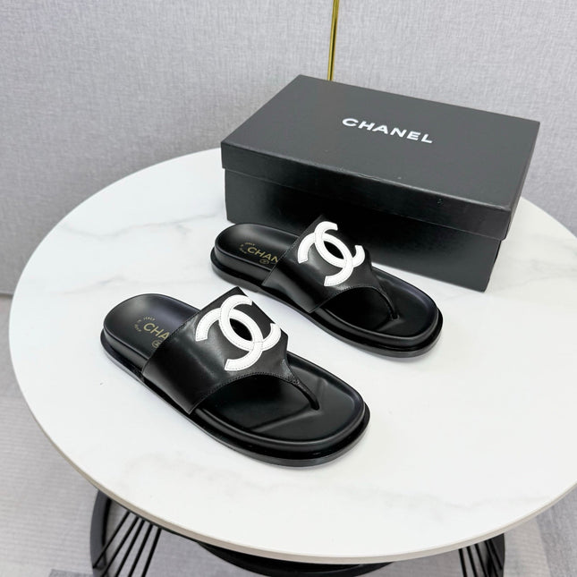 CHANEL 26S CC THONG SLIDES IN BLACK LAMBSKIN