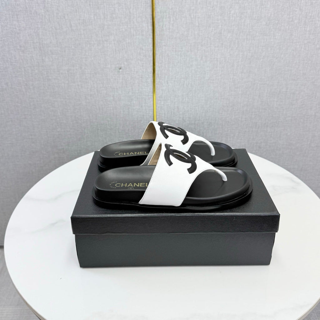 CHANEL 26S CC THONG SLIDES IN WHITE AND BLACK LAMBSKIN