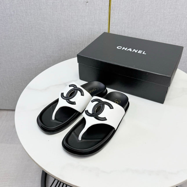 CHANEL 26S CC THONG SLIDES IN WHITE AND BLACK LAMBSKIN