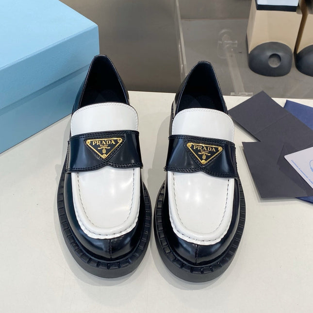 PRADA 26S LOAFERS IN BLACK AND WHITE CALFSKIN WITH LOGO