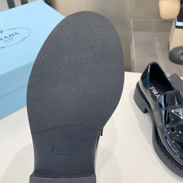 PRADA 26S LOAFERS IN BLACK PATENT CALFSKIN WITH LOGO