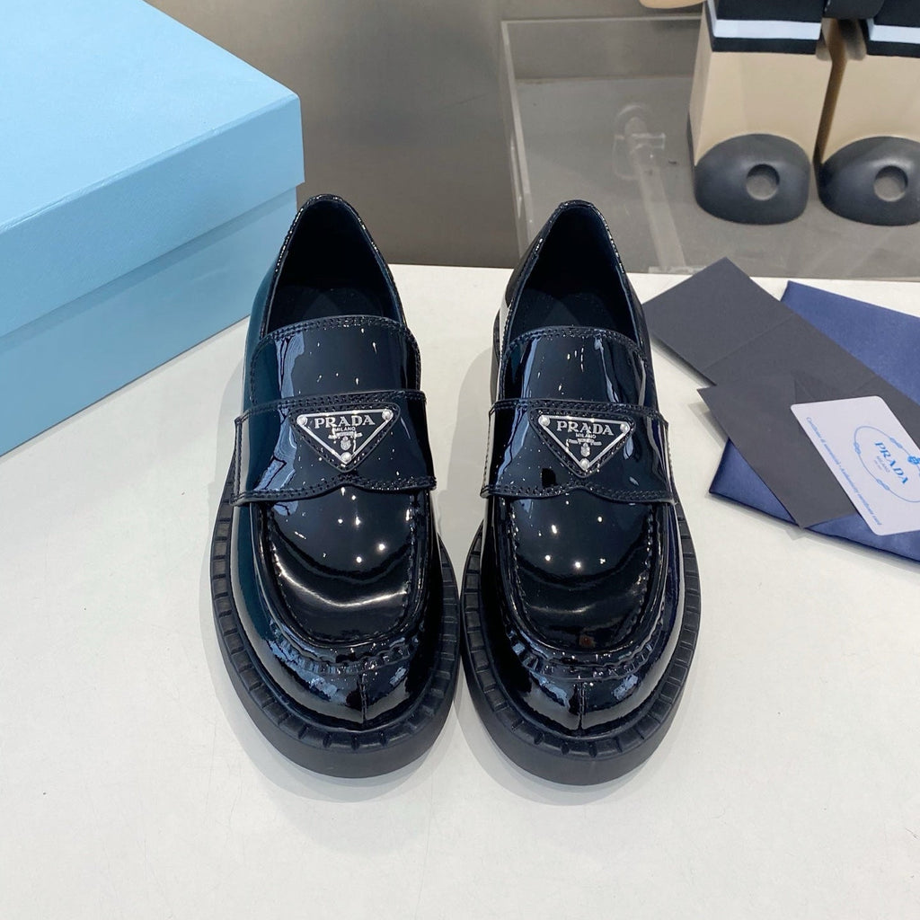 PRADA 26S LOAFERS IN BLACK PATENT CALFSKIN WITH LOGO