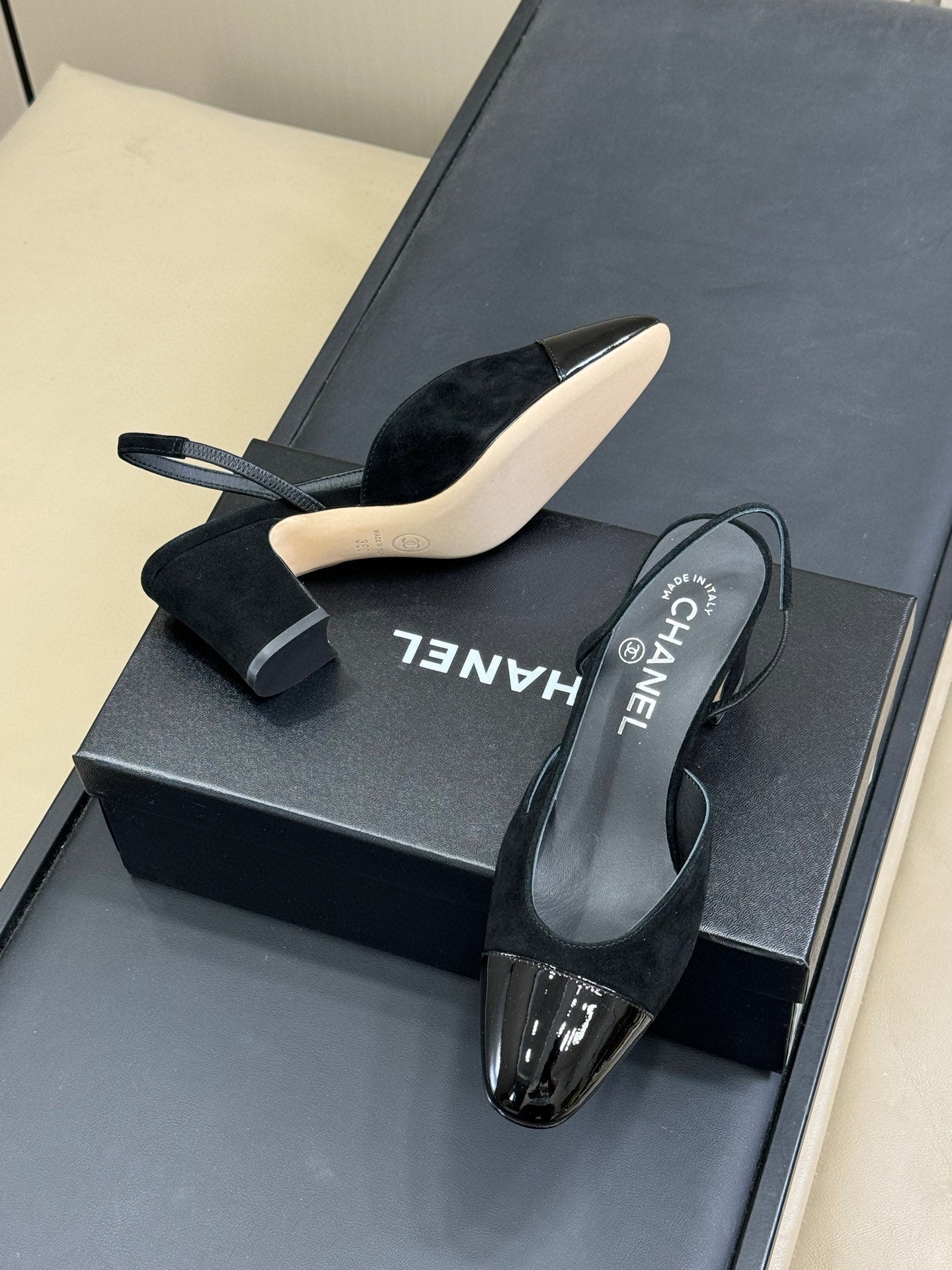 CC SLINGBACK 25S IN BLACK SUEDE AND GLOSSY LEATHER