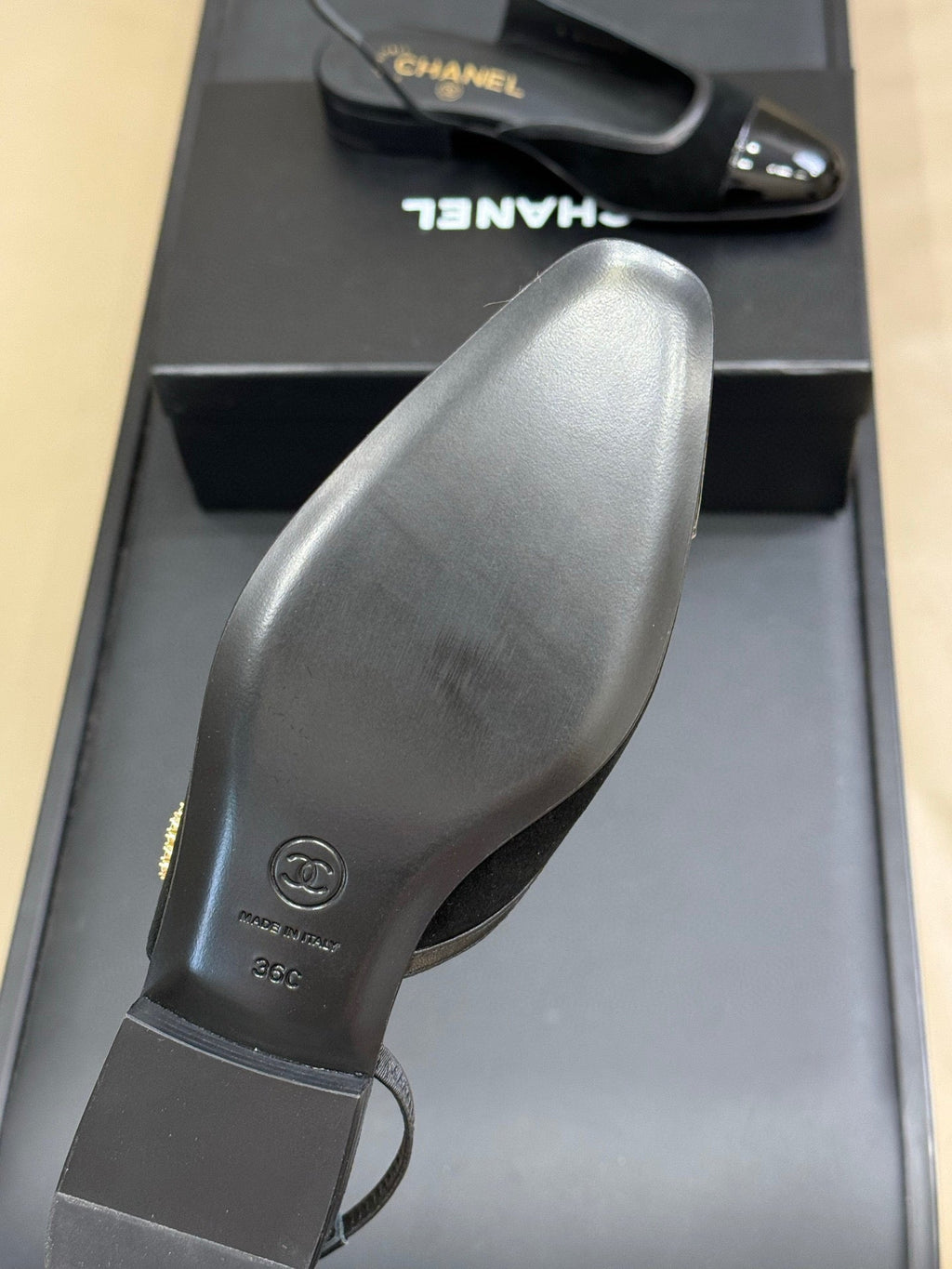 CC SLINGBACK 25S IN BLACK SUEDE AND GLOSSY LEATHER WITH LOGO