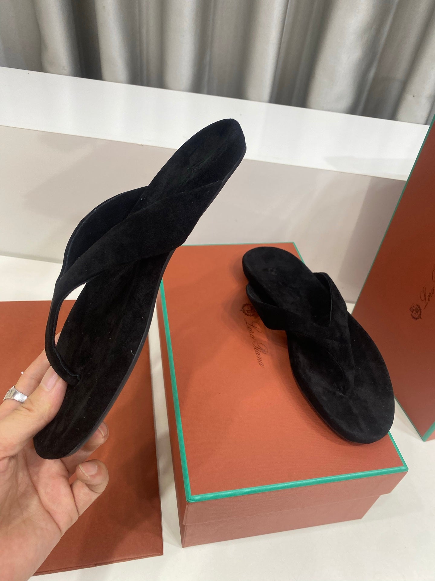 LP 26S THONG SANDALS IN BLACK SUEDE