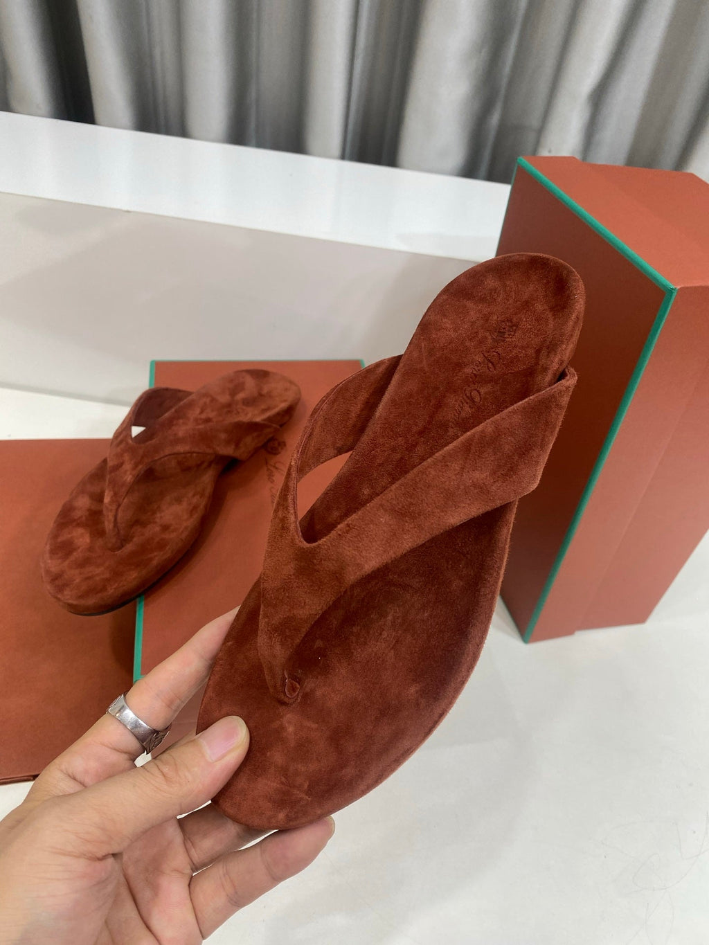 LP 26S THONG SANDALS IN DARK BROWN SUEDE