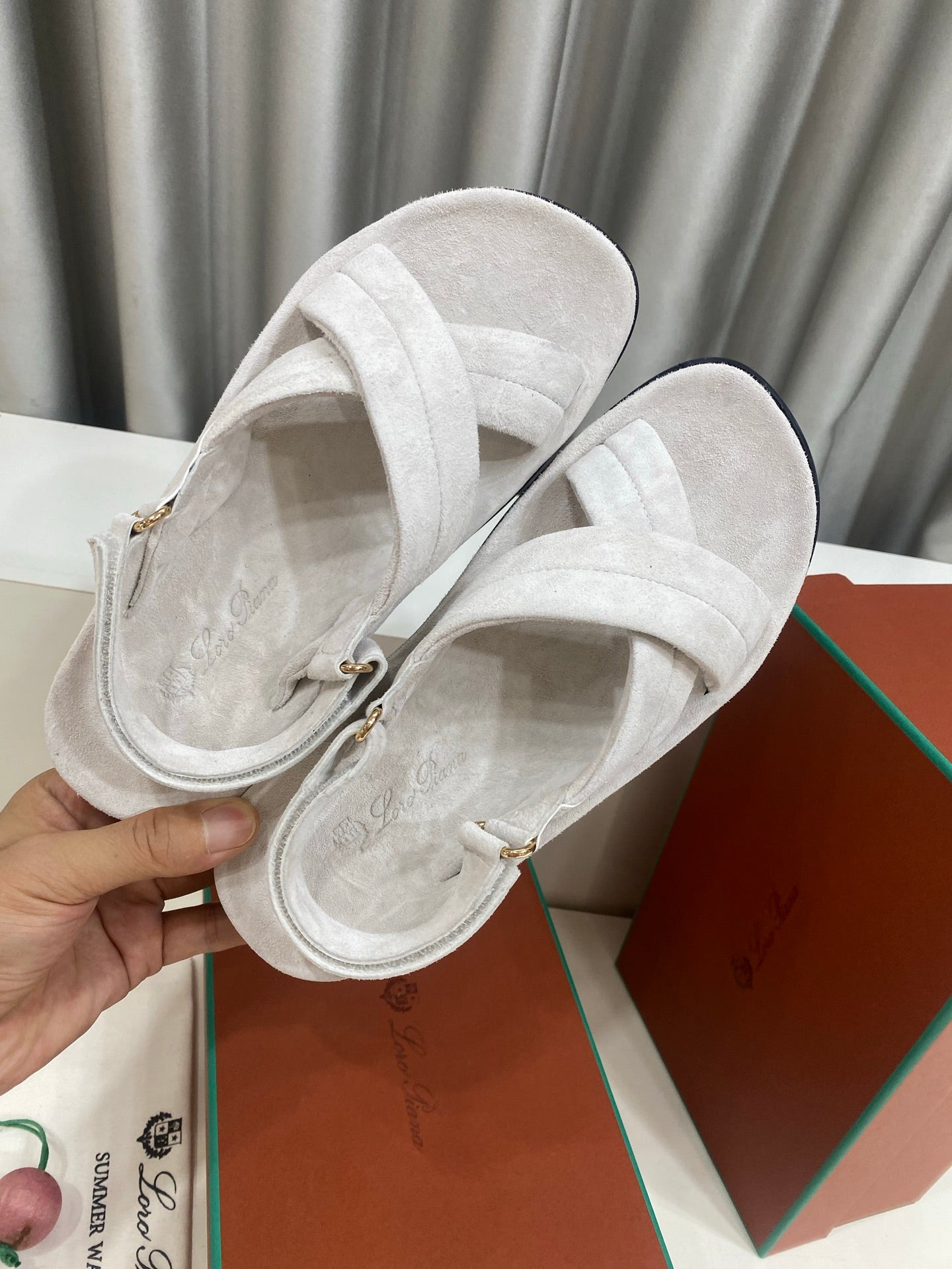LP 26S CROSS-STRAP SANDALS IN OFF WHITE SUEDE