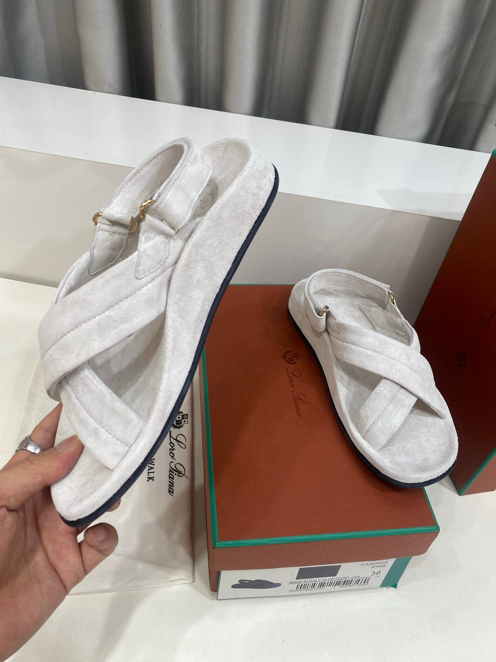 LP 26S CROSS-STRAP SANDALS IN OFF WHITE SUEDE