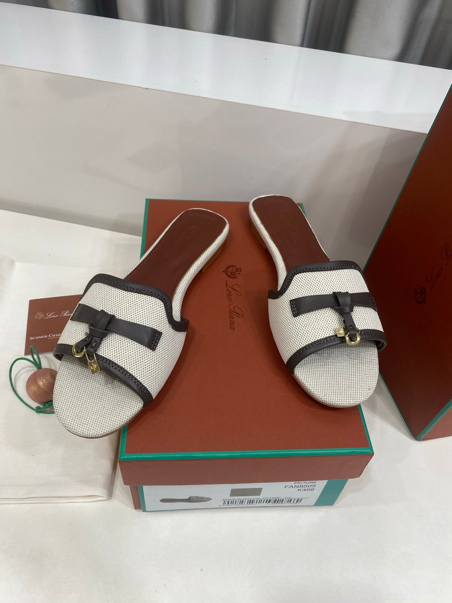 LP 26S SLIDES IN OFF-WHITE CANVAS AND DARK BROWN CALFSKIN