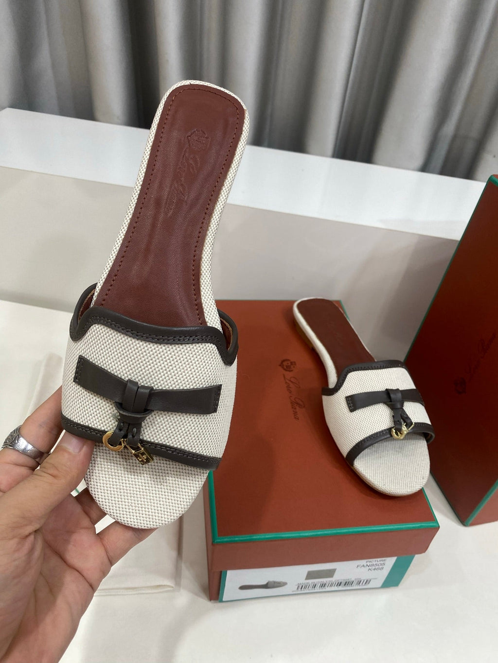 LP 26S SLIDES IN OFF-WHITE CANVAS AND DARK BROWN CALFSKIN