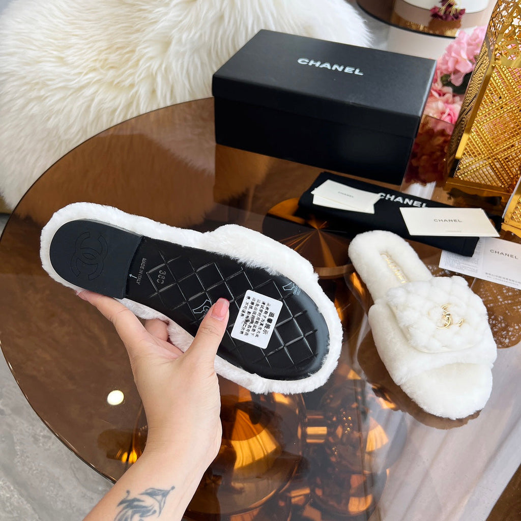 CHANEL 25S FUR SLIPPERS IN WHITE LOGO GOLD HARDWARE