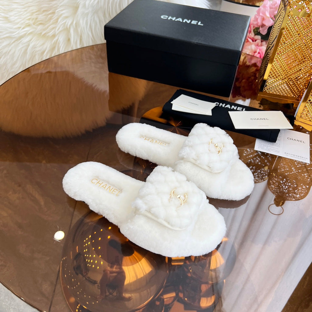 CHANEL 25S FUR SLIPPERS IN WHITE LOGO GOLD HARDWARE
