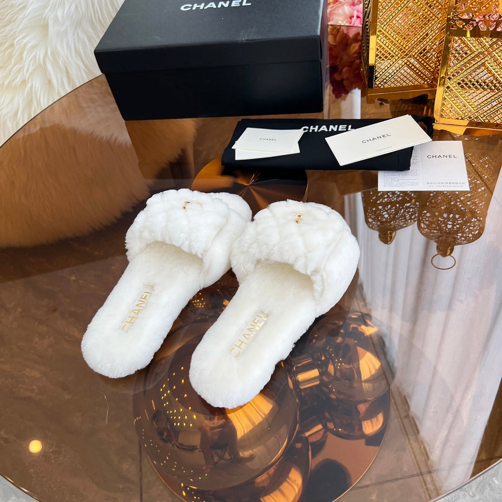 CHANEL 25S FUR SLIPPERS IN WHITE LOGO GOLD HARDWARE