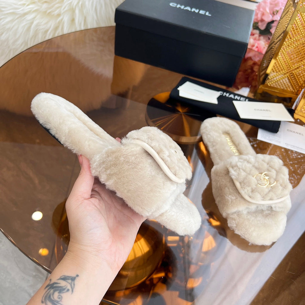CHANEL 25S FUR SLIPPERS IN LIGHT BEIGE LOGO GOLD HARDWARE