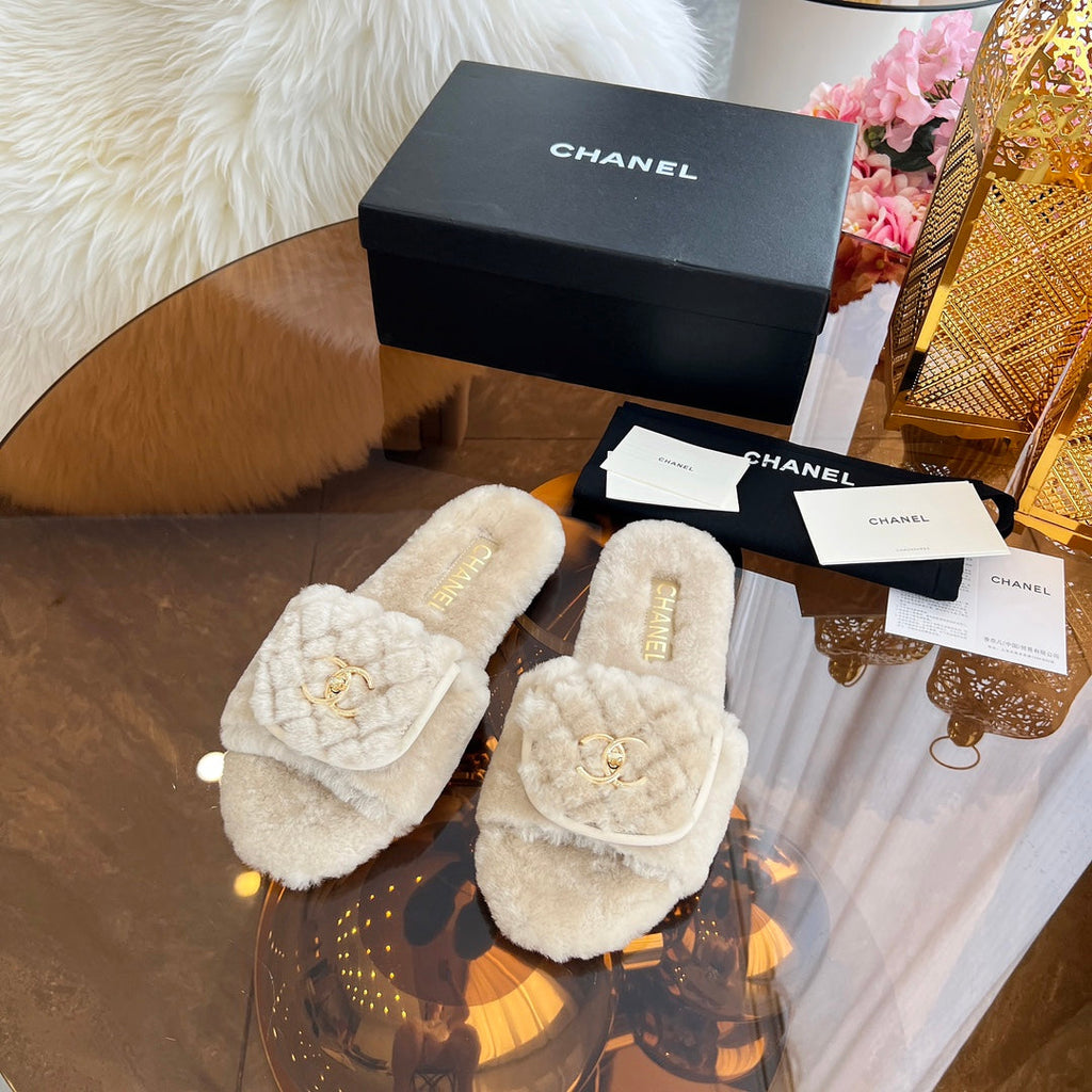 CHANEL 25S FUR SLIPPERS IN LIGHT BEIGE LOGO GOLD HARDWARE